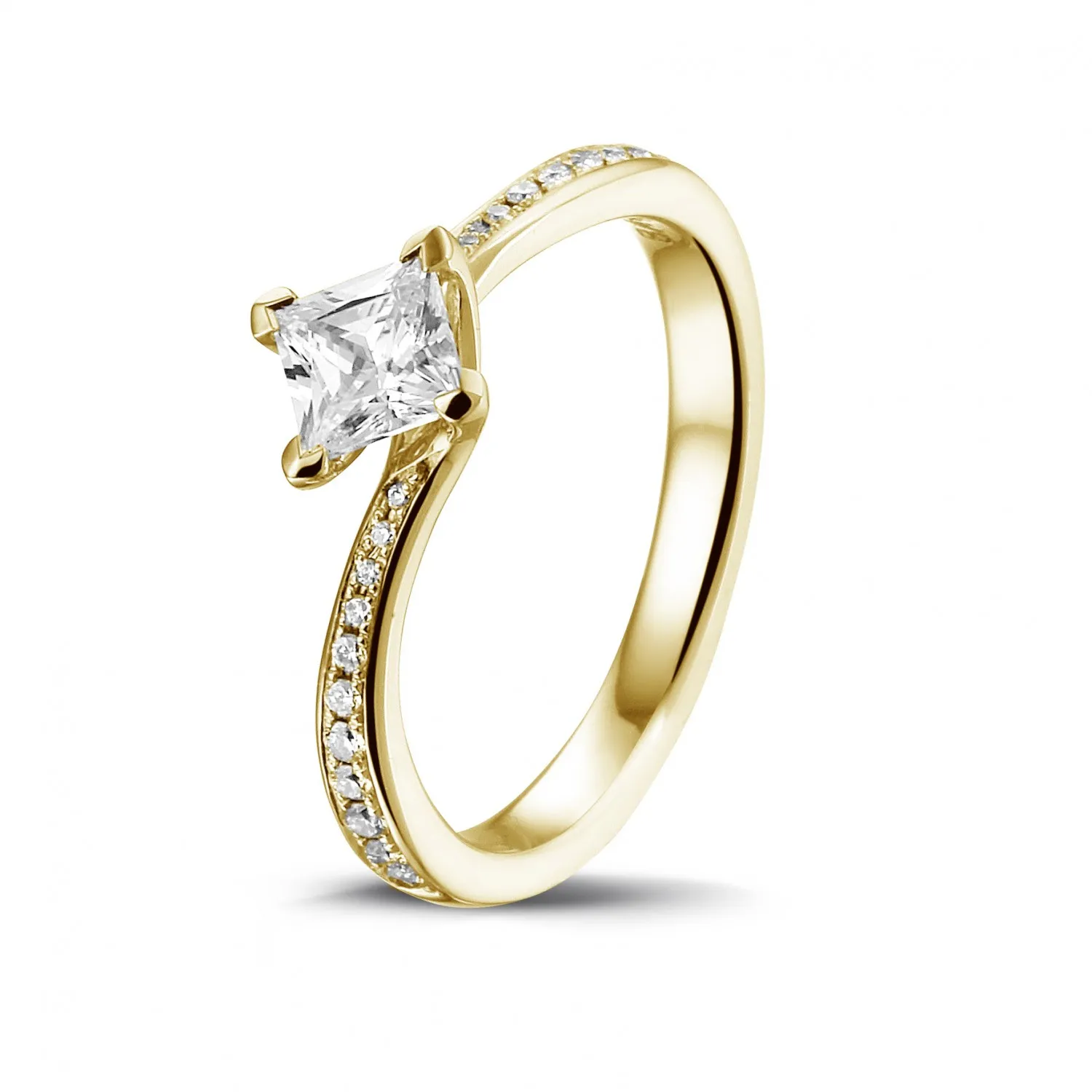 0.50 quilates anillo solitario en oro amarillo con diamante talla princesa y diamantes laterales 
