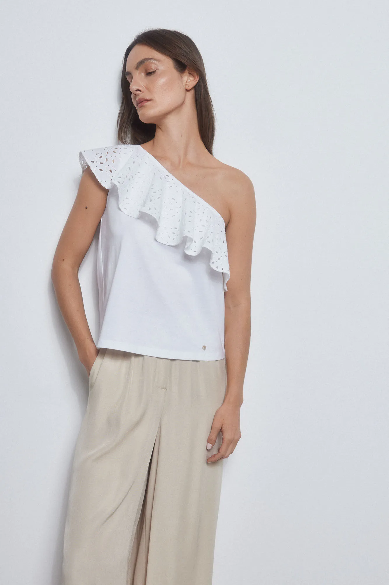ASYMMETRIC TSHIRT WITH RUFFLE