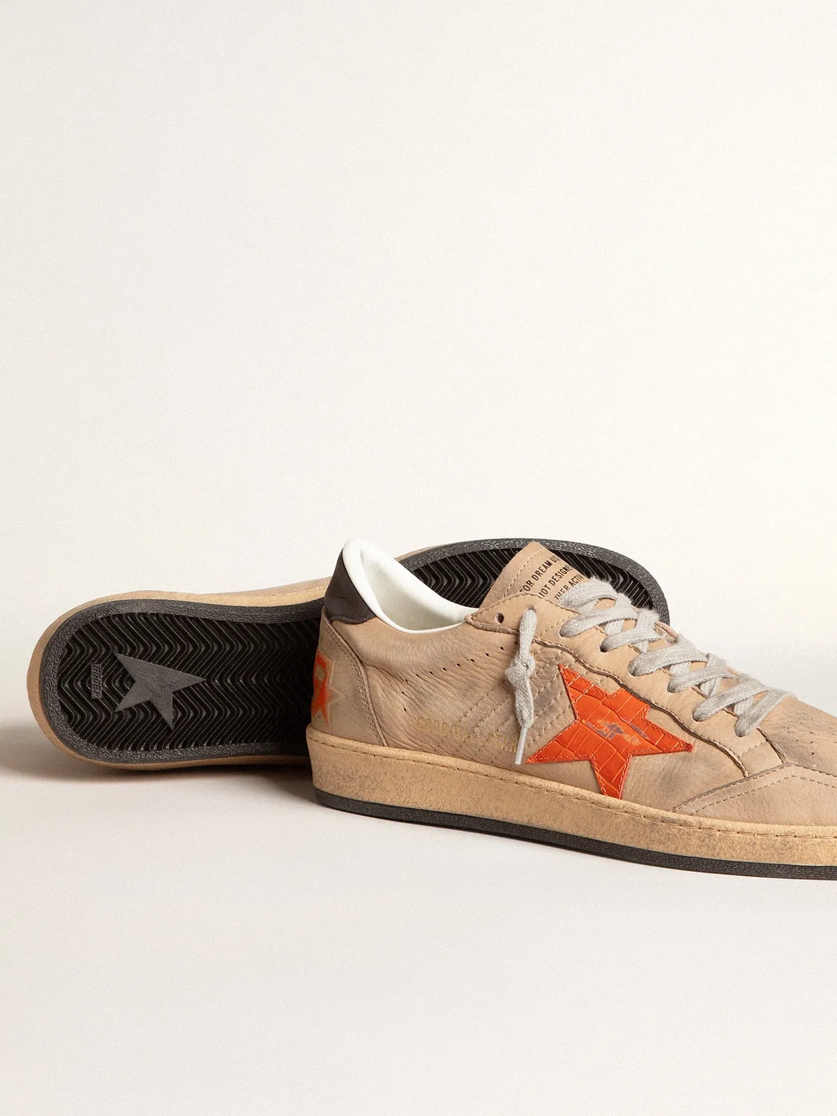 Ball Star de nobuk beige con estrella de piel de cocodrilo y refuerzo del talón de nobuk