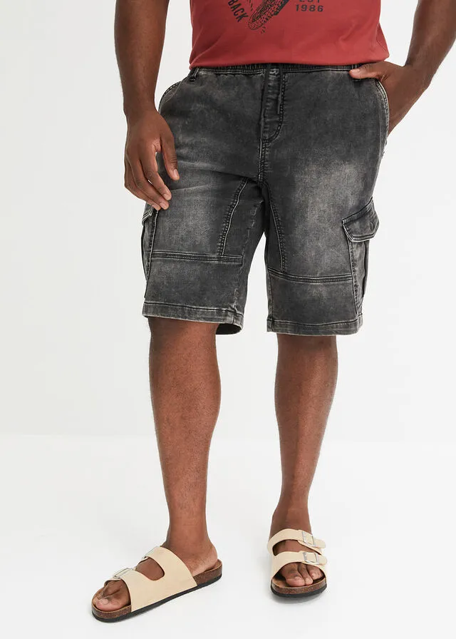 Bermuda vaquera con bolsillos tipo cargo y corte recto denim gris