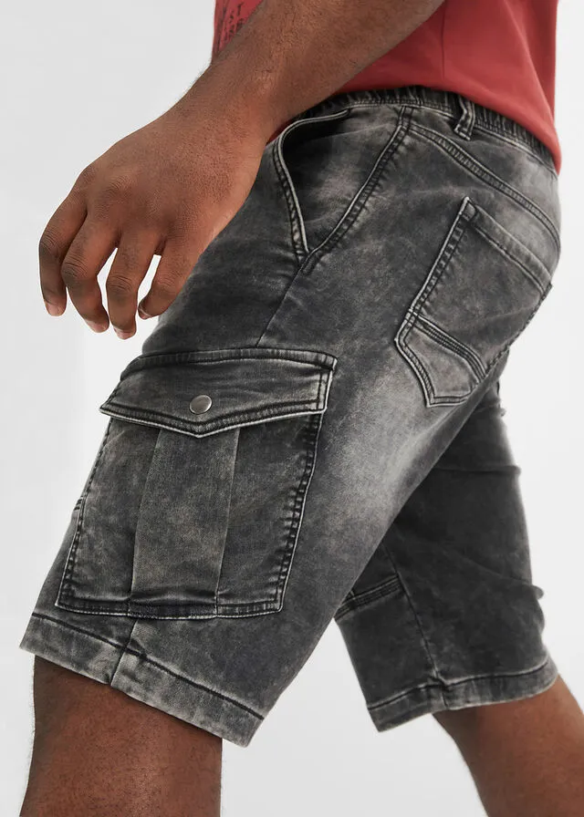 Bermuda vaquera con bolsillos tipo cargo y corte recto denim gris
