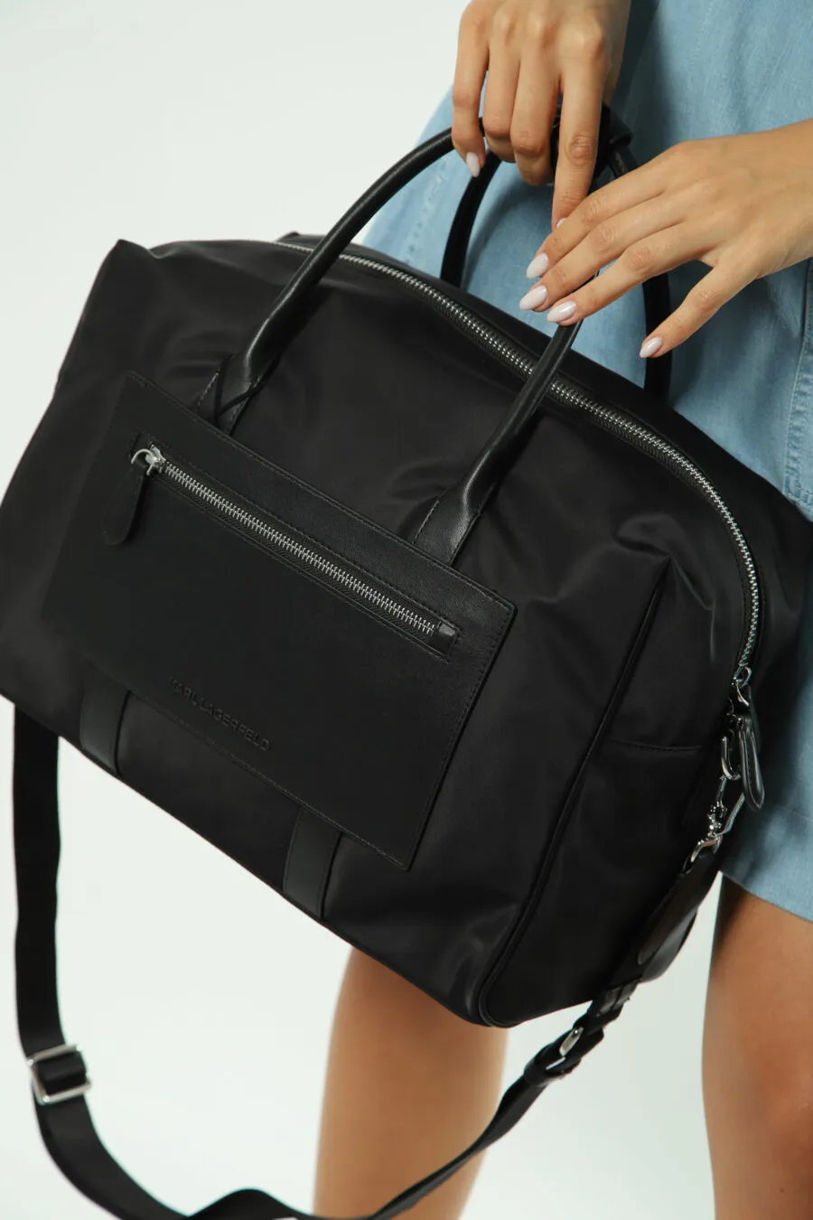 Bolso de viaje negro con logo de goma