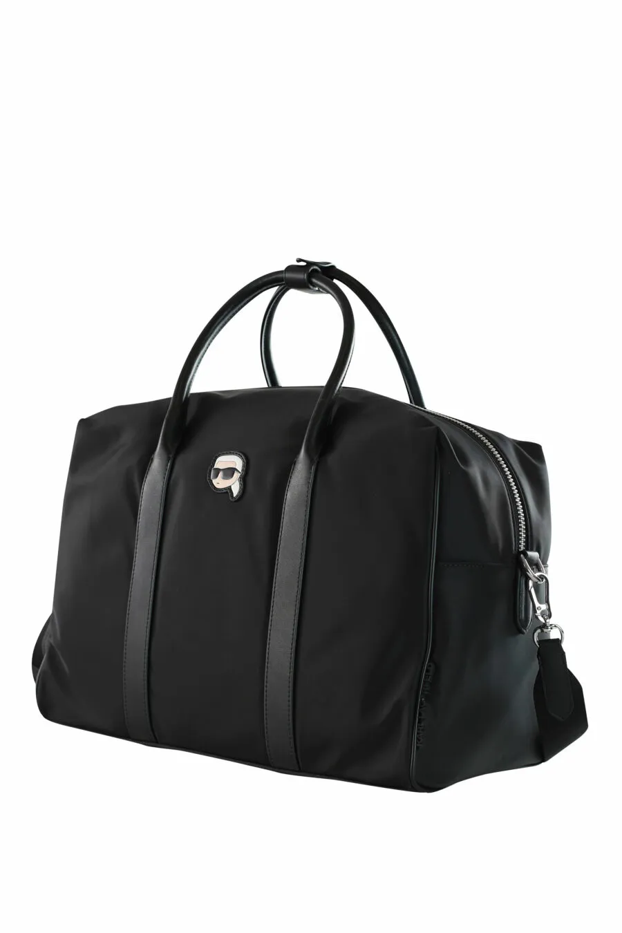 Bolso de viaje negro con logo de goma