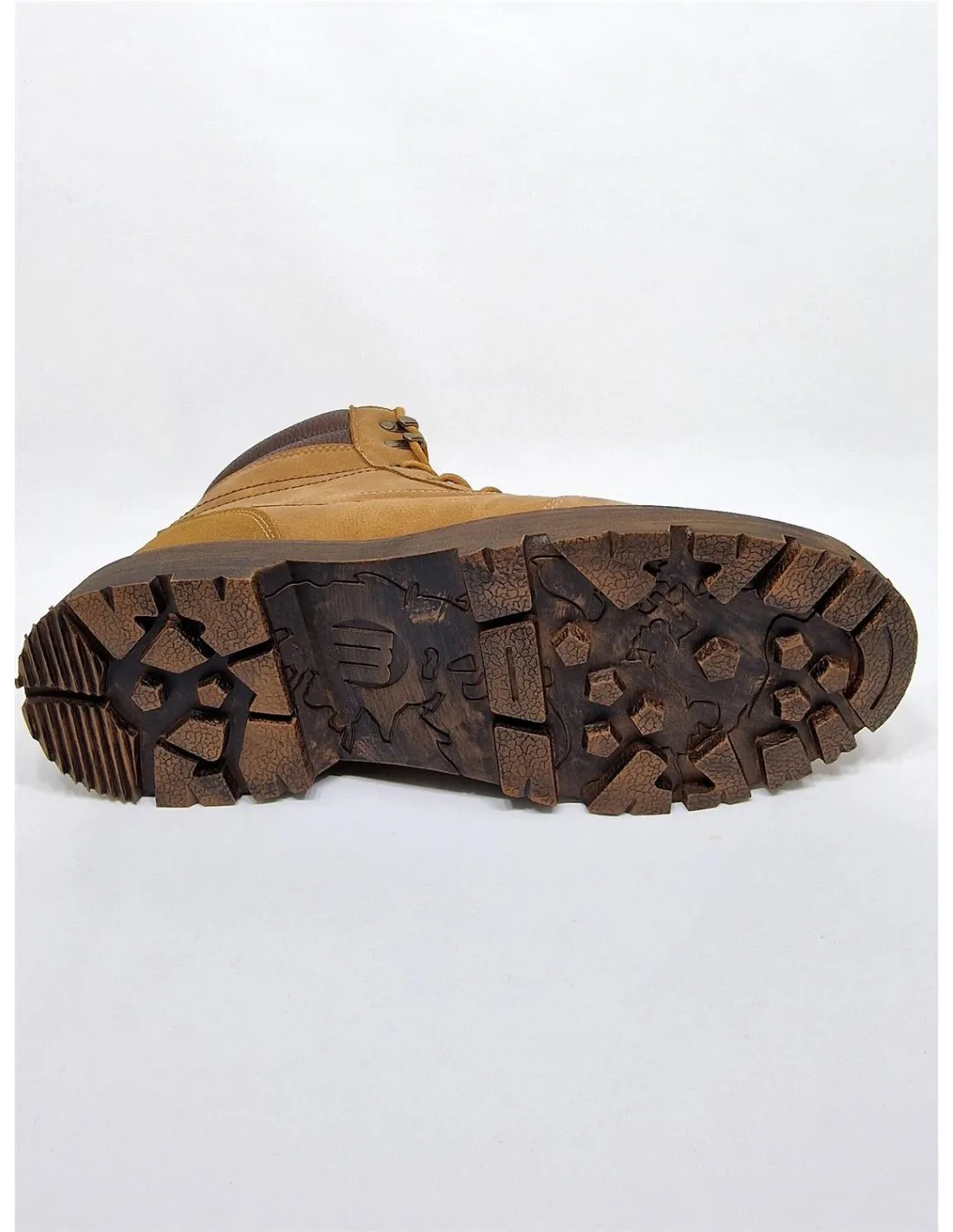 Bota de hombre Mustang en color cuero 84334