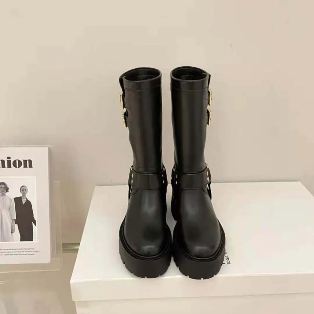 BOTA MOTERA DE MEDIA CAñA VOLUMINOSA CON ARNéS PARA MUJER CELINE EN PIEL DE BECERRO– CURTIDO VEGETALNEGRO
