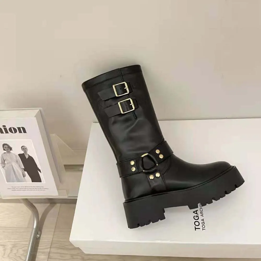 BOTA MOTERA DE MEDIA CAñA VOLUMINOSA CON ARNéS PARA MUJER CELINE EN PIEL DE BECERRO– CURTIDO VEGETALNEGRO