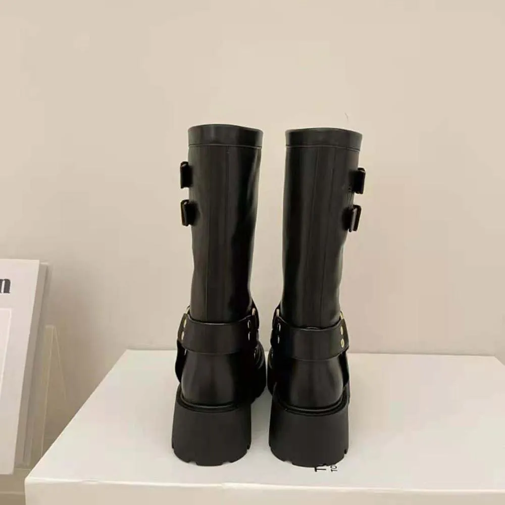 BOTA MOTERA DE MEDIA CAñA VOLUMINOSA CON ARNéS PARA MUJER CELINE EN PIEL DE BECERRO– CURTIDO VEGETALNEGRO