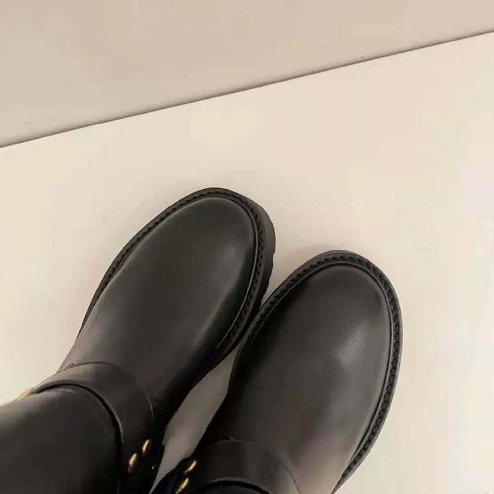BOTA MOTERA DE MEDIA CAñA VOLUMINOSA CON ARNéS PARA MUJER CELINE EN PIEL DE BECERRO– CURTIDO VEGETALNEGRO