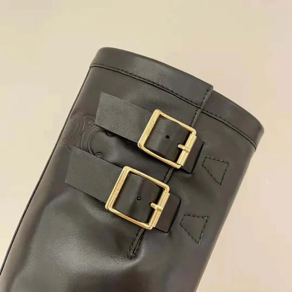 BOTA MOTERA DE MEDIA CAñA VOLUMINOSA CON ARNéS PARA MUJER CELINE EN PIEL DE BECERRO– CURTIDO VEGETALNEGRO