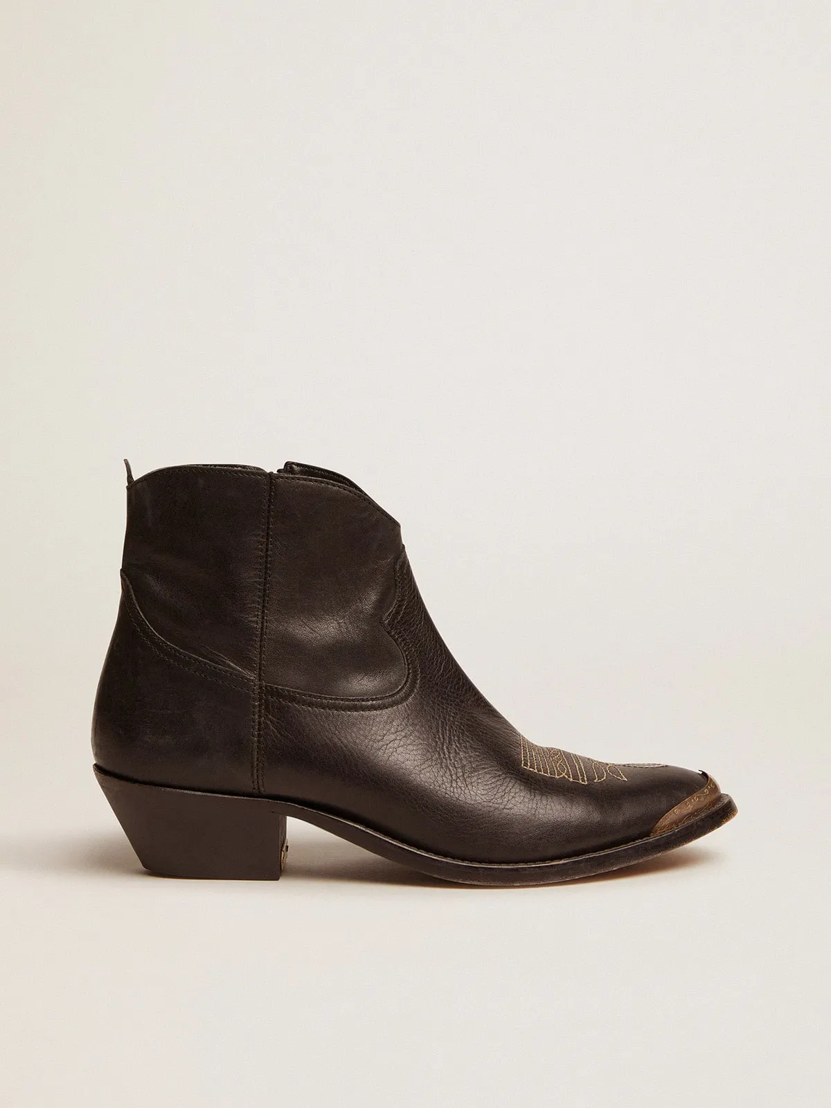 Botines Young de piel negra con bordado color arena