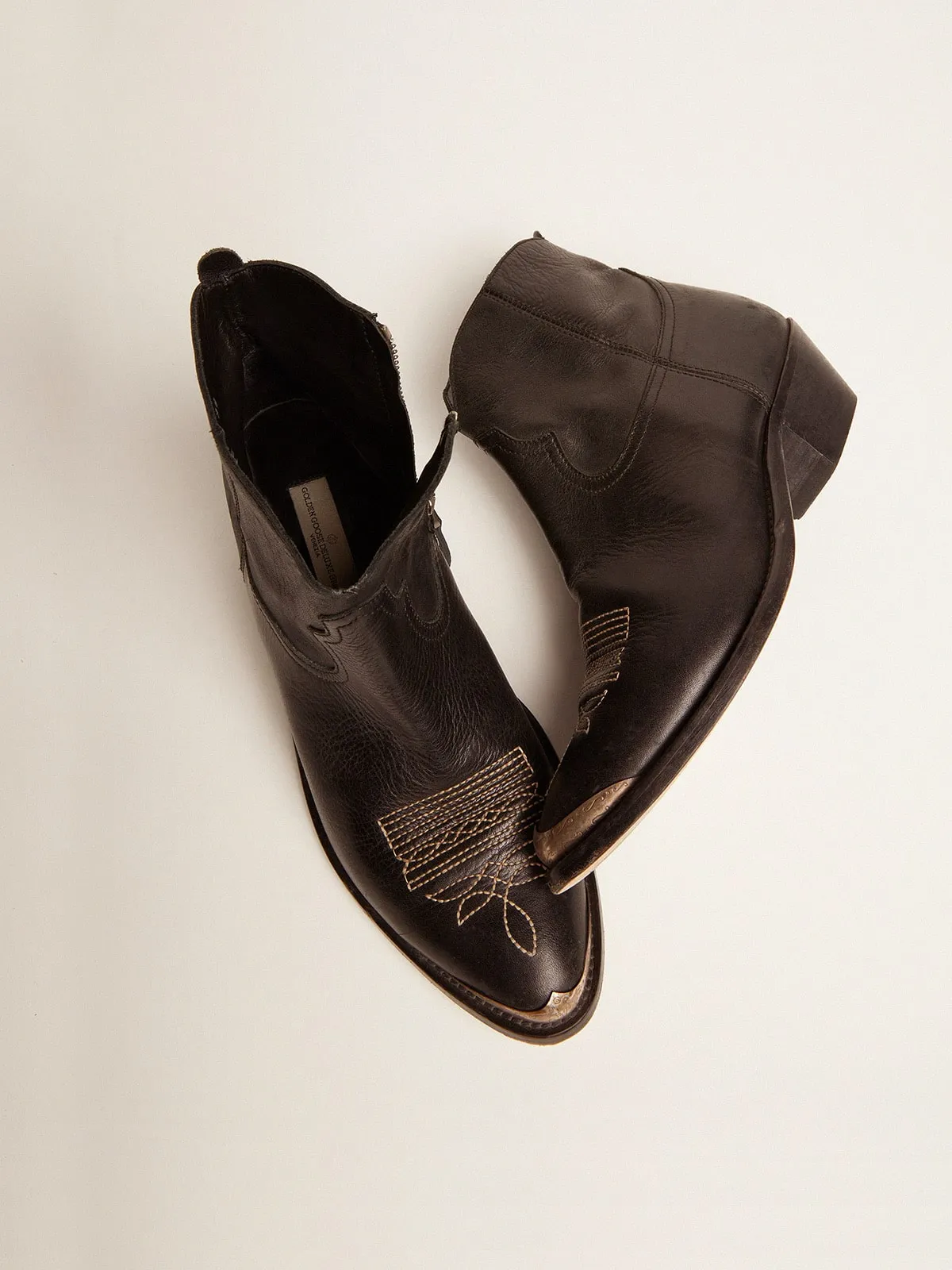 Botines Young de piel negra con bordado color arena