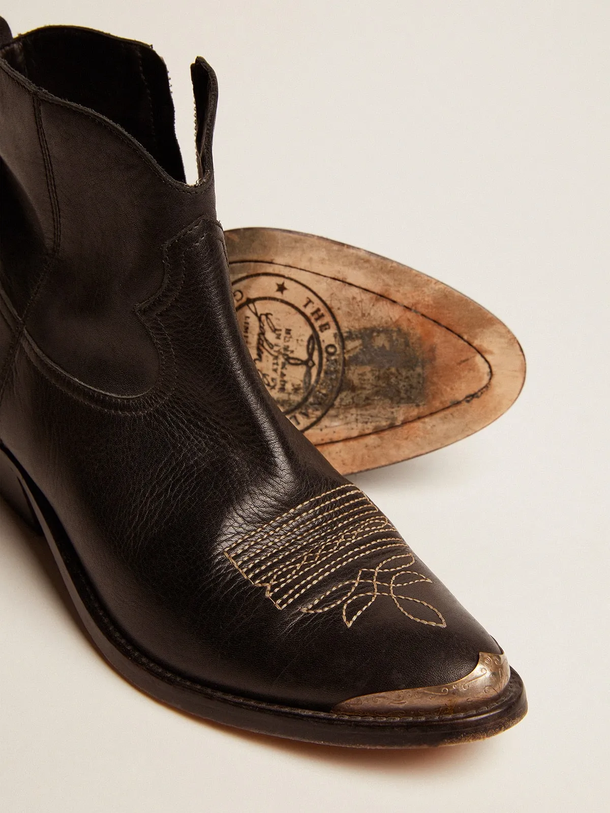 Botines Young de piel negra con bordado color arena