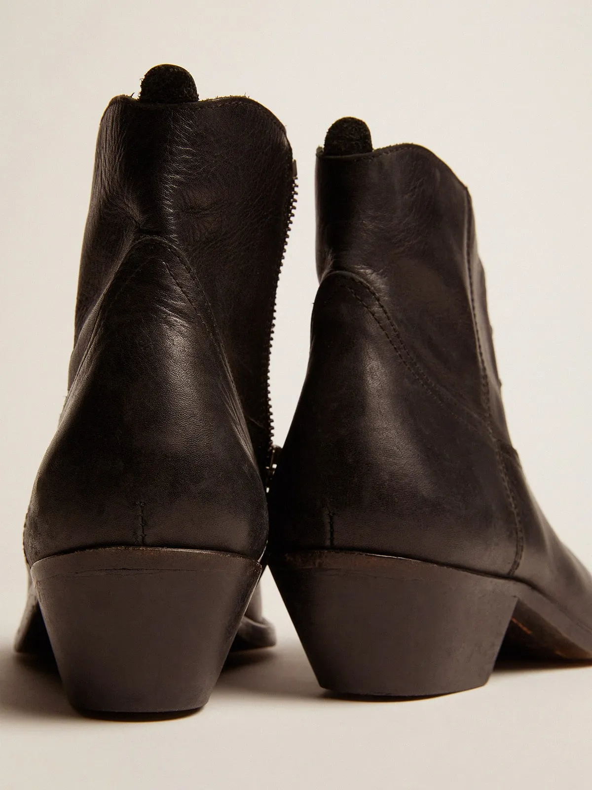 Botines Young de piel negra con bordado color arena