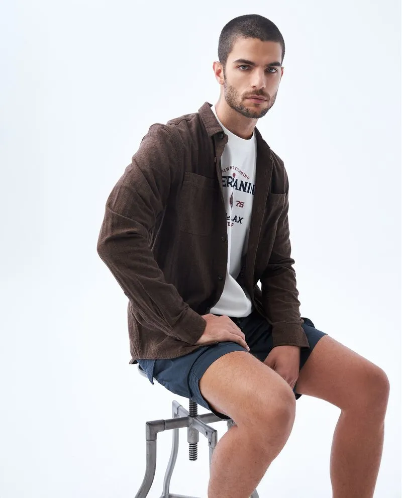 Camisa con bolsillos de parche para hombre