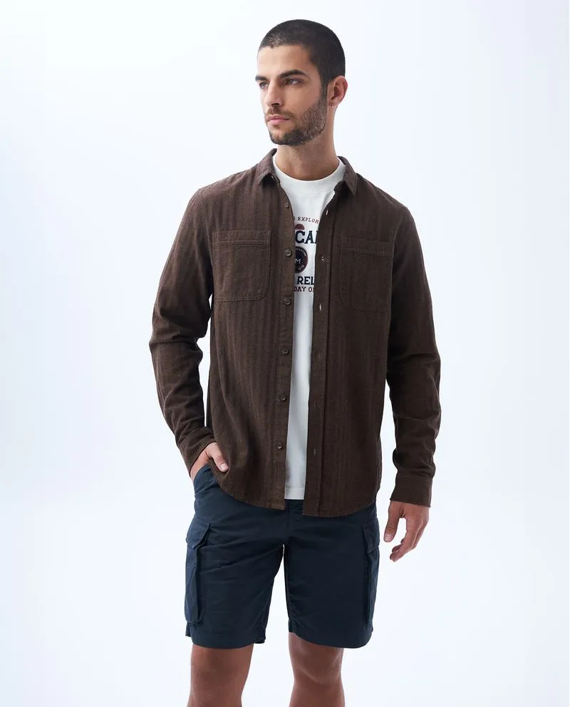 Camisa con bolsillos de parche para hombre