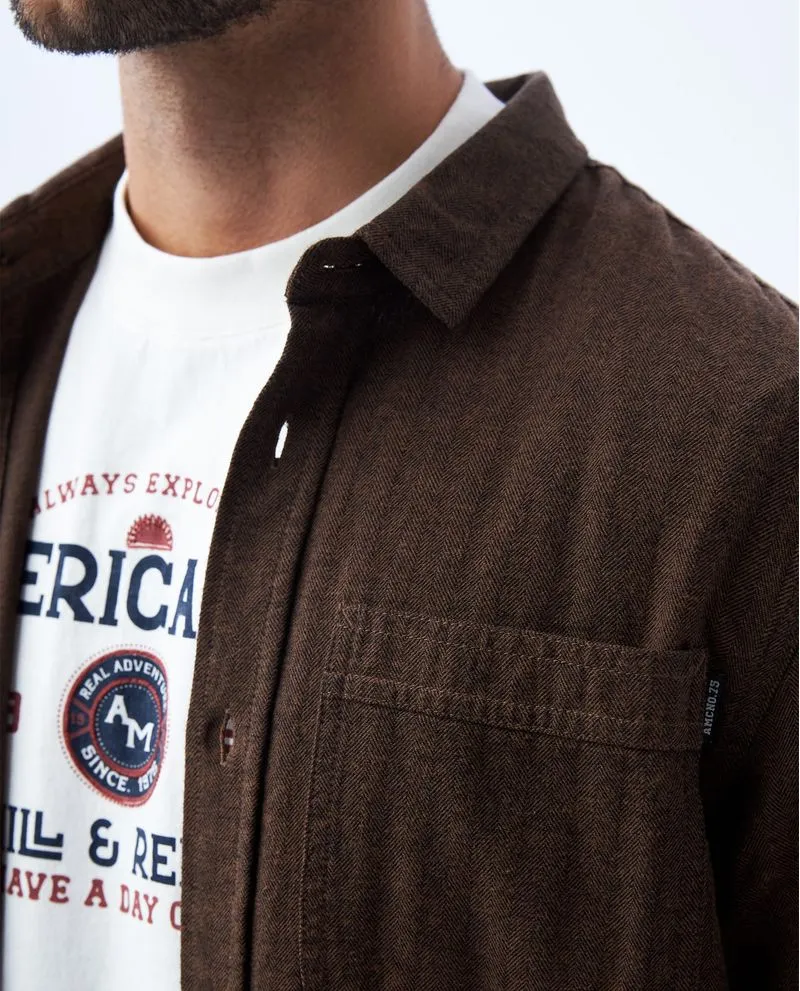 Camisa con bolsillos de parche para hombre