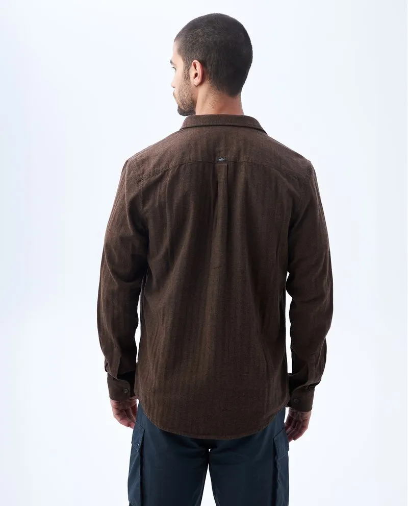 Camisa con bolsillos de parche para hombre