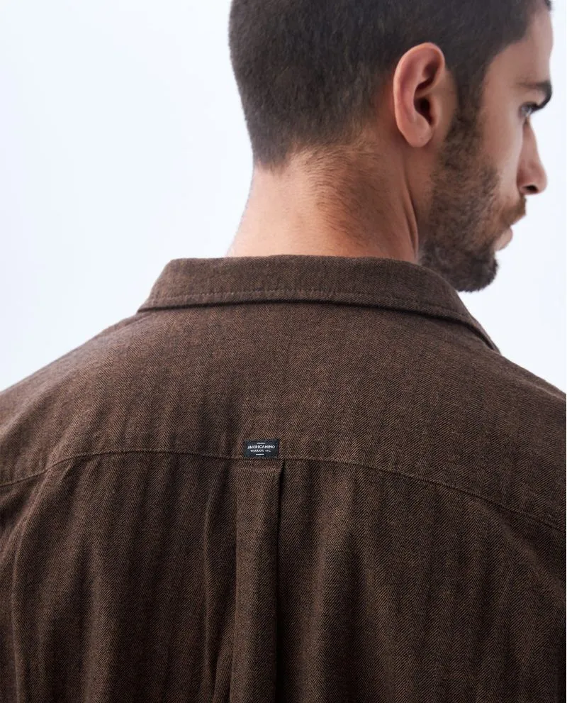 Camisa con bolsillos de parche para hombre
