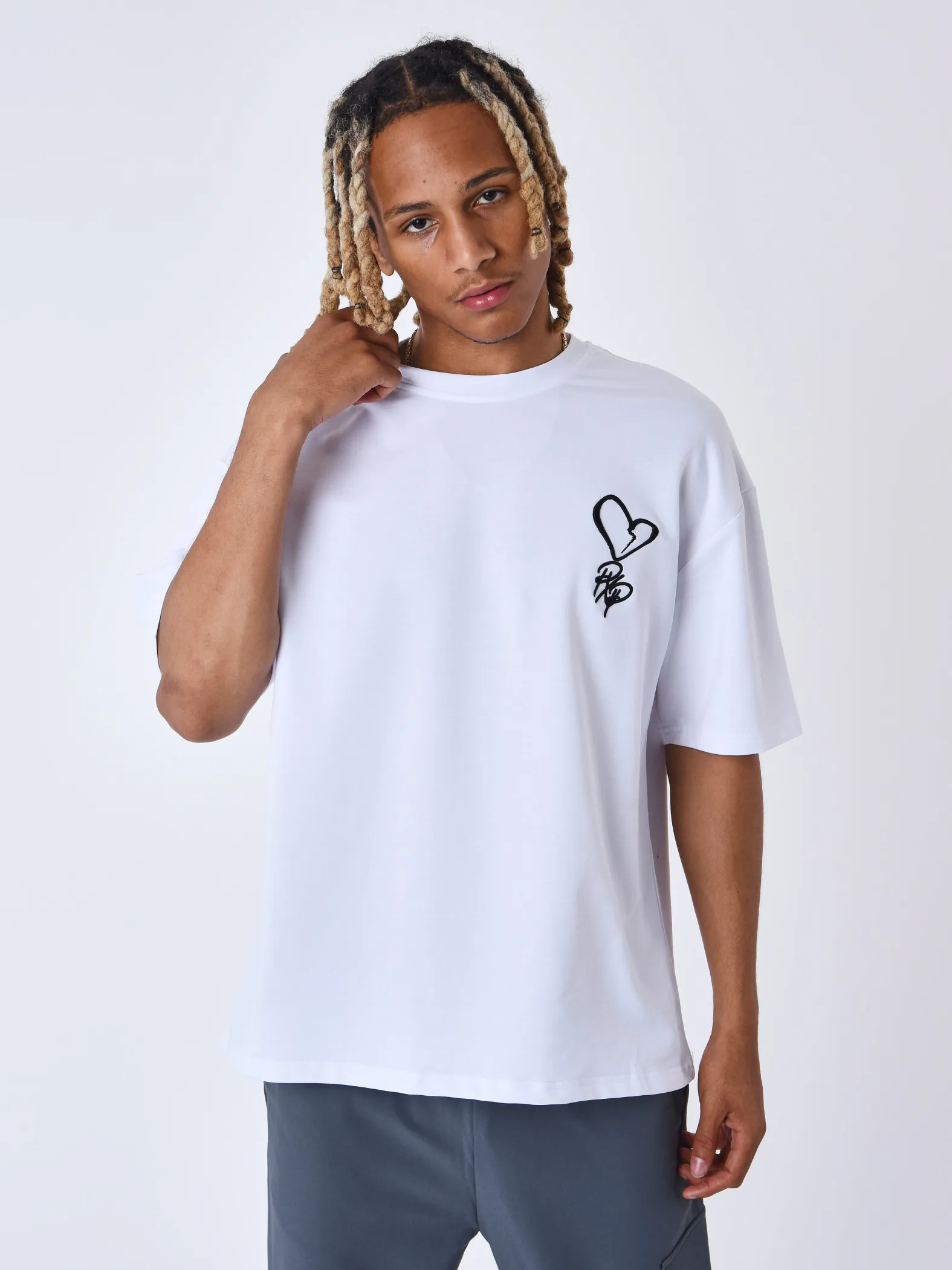Camiseta con corazón bordado street