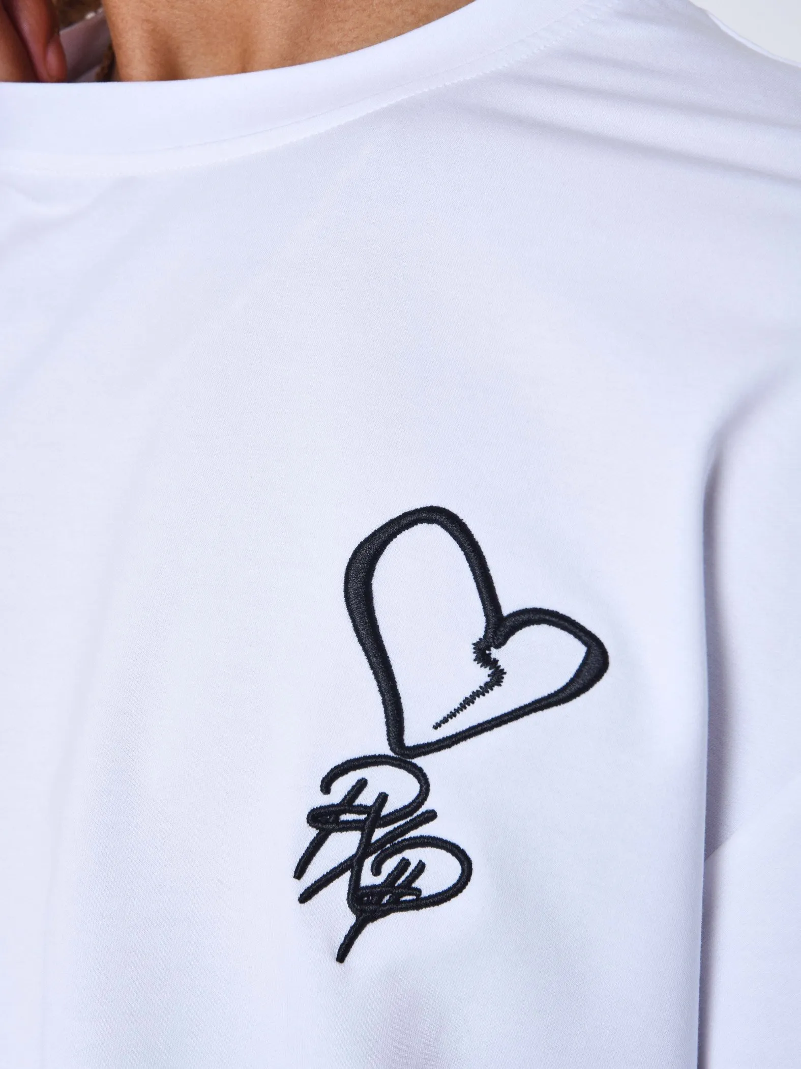 Camiseta con corazón bordado street