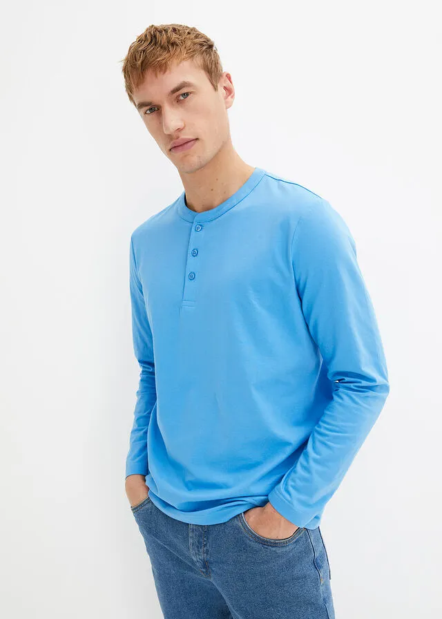 Camiseta con cuello henley azul brillante
