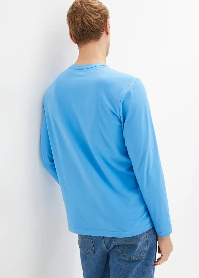 Camiseta con cuello henley azul brillante