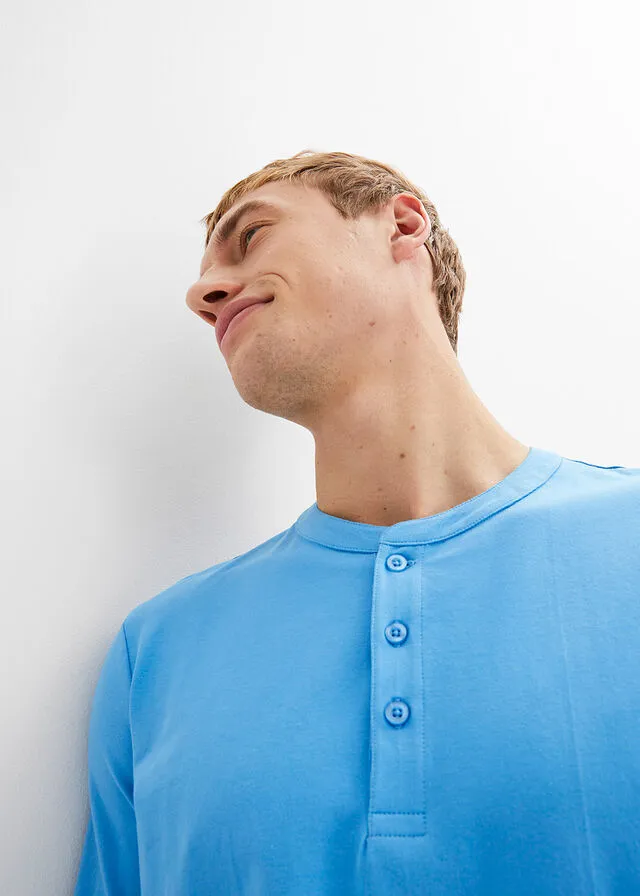 Camiseta con cuello henley azul brillante