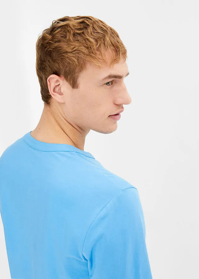 Camiseta con cuello henley azul brillante
