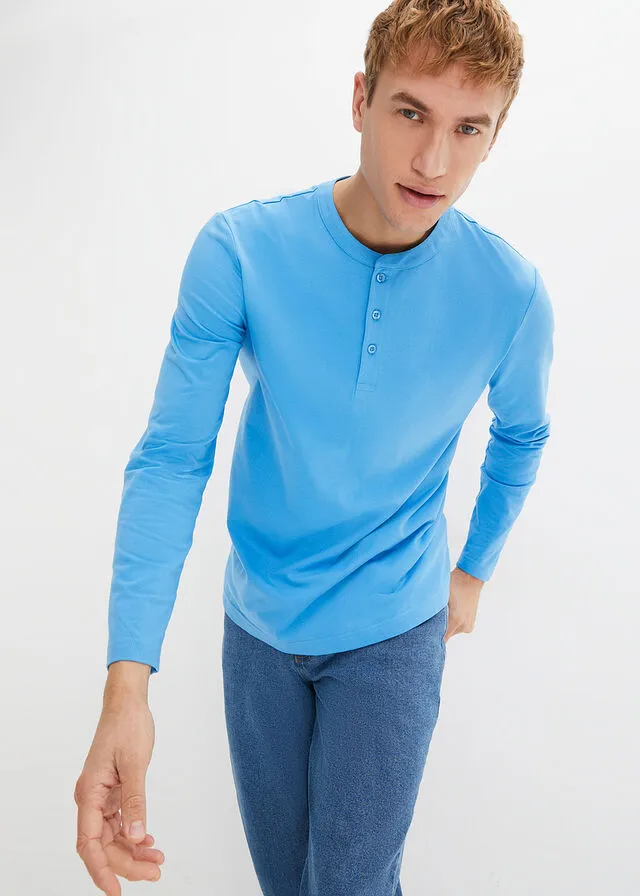 Camiseta con cuello henley azul brillante