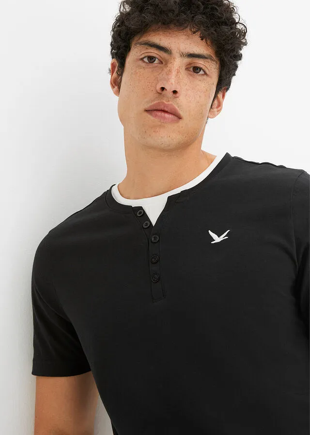 CAMISETA CON CUELLO HENLEY NEGROBLANCO
