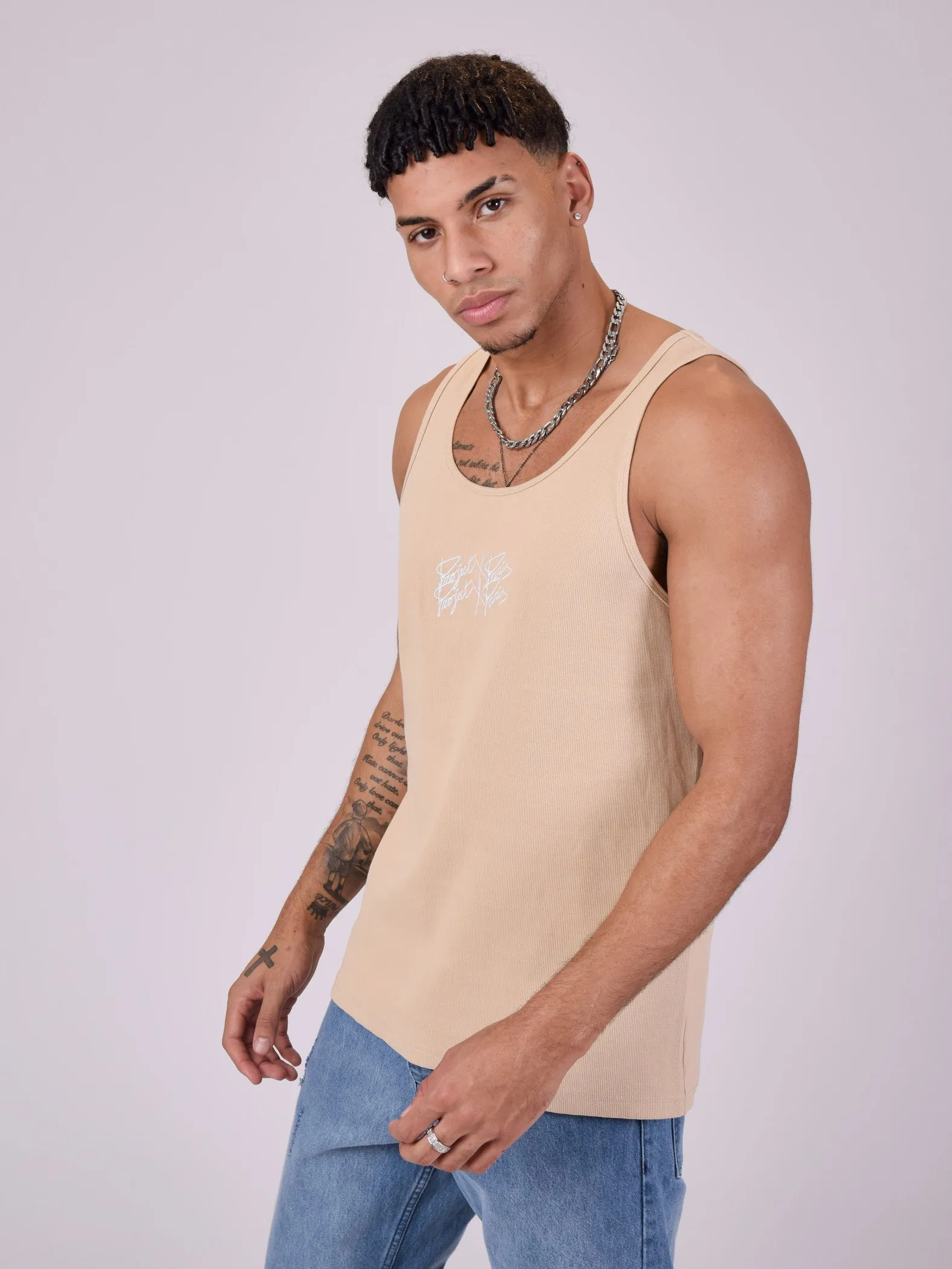 Camiseta de tirantes con logotipo bordado