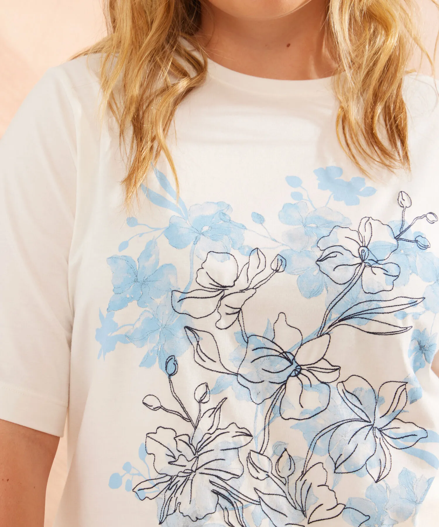 CAMISETA ESTAMPADA CON BORDADOS