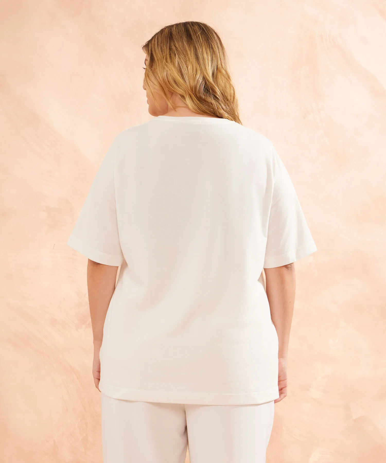 CAMISETA ESTAMPADA CON BORDADOS
