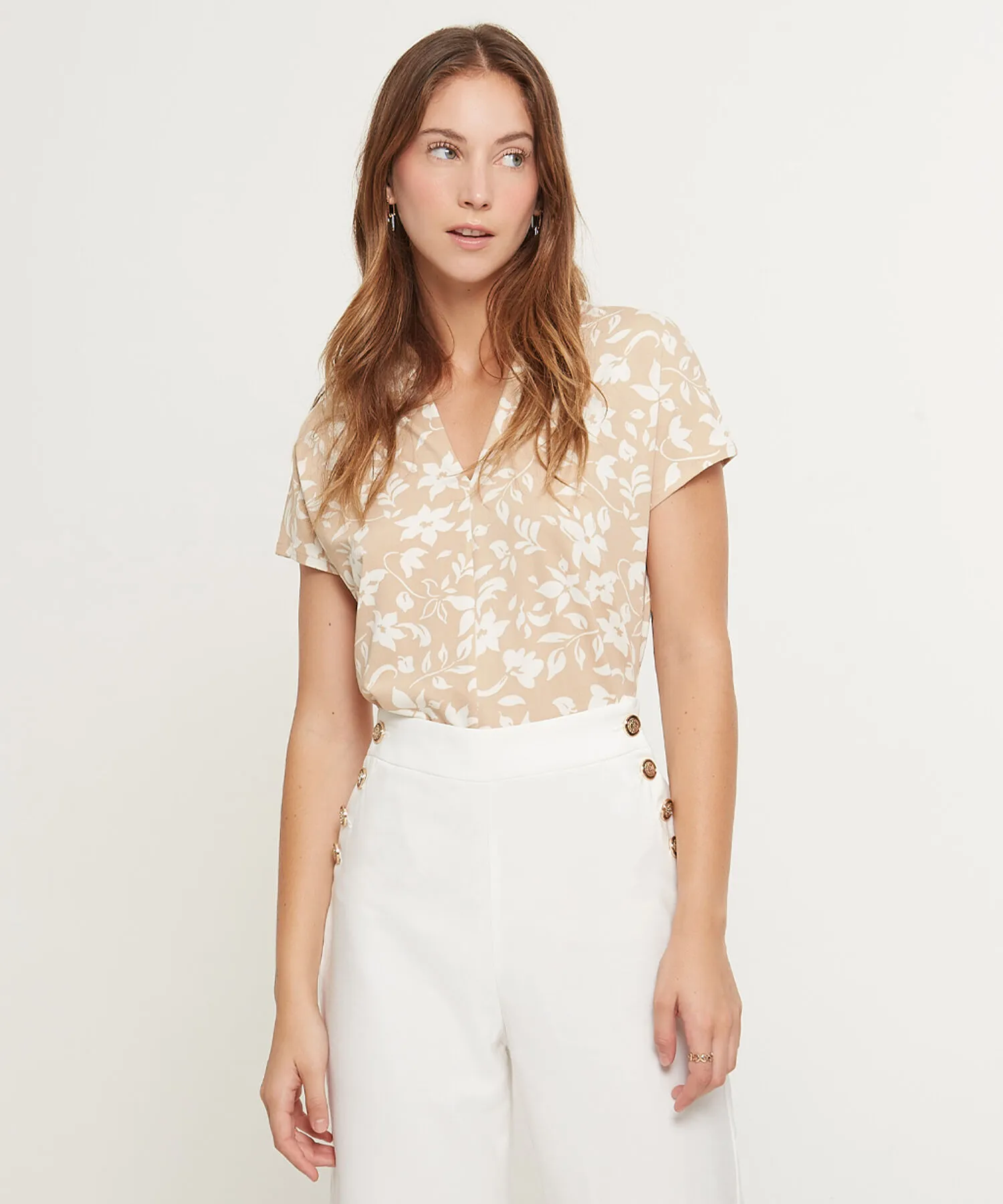 CAMISETA ESTAMPADA CON CUELLO EN V