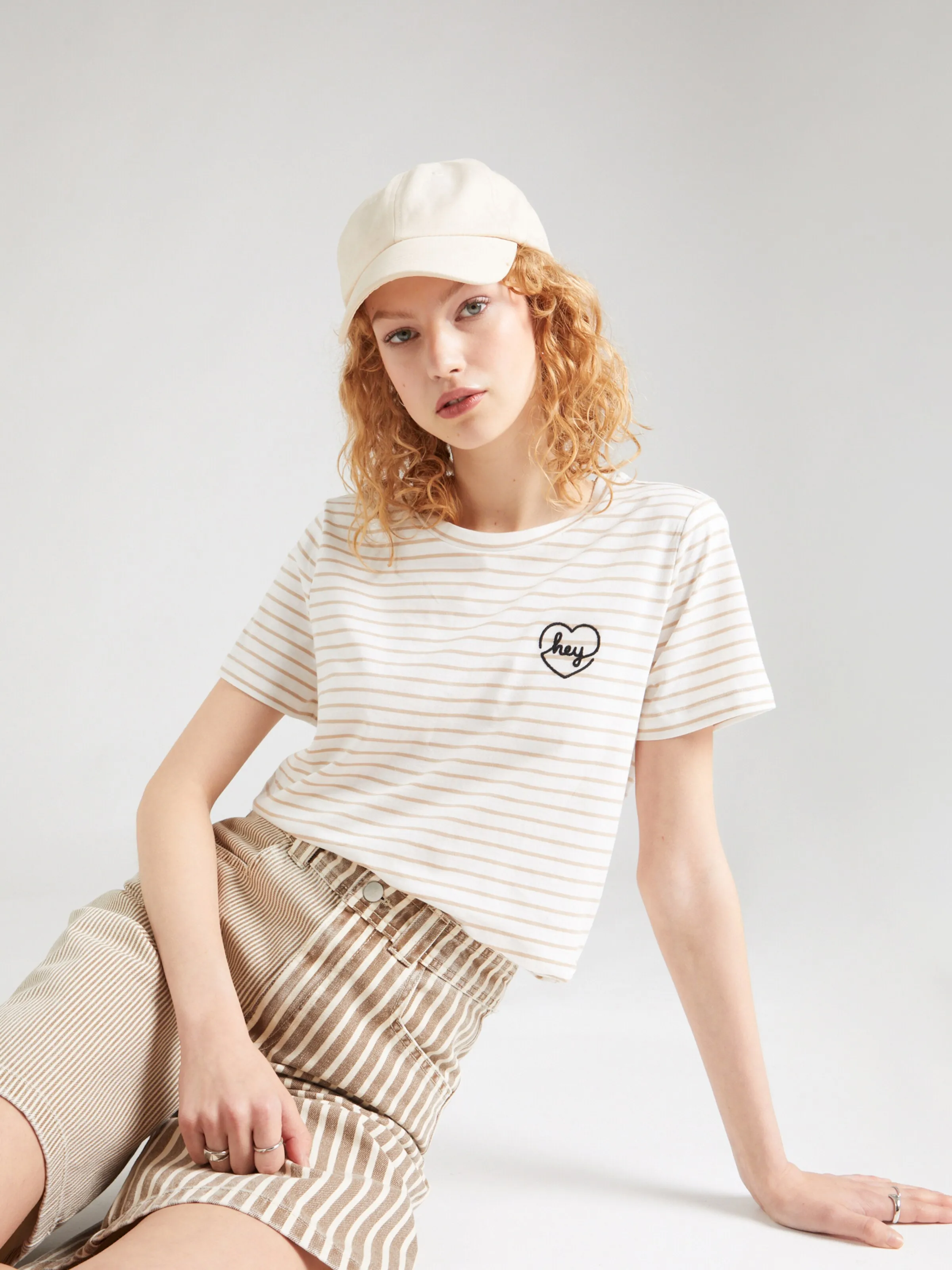 Camiseta VERO MODA en Beige