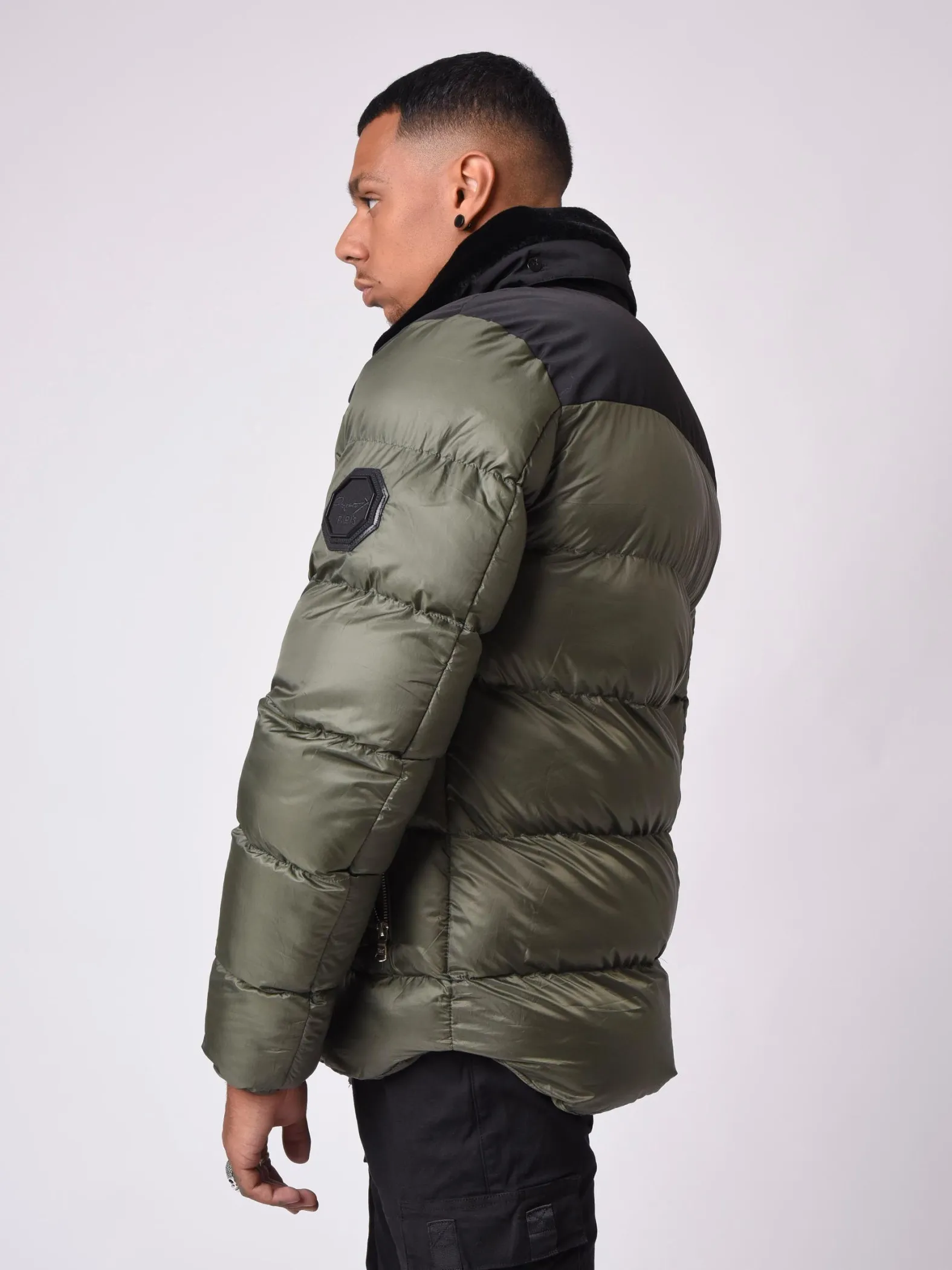 Chaqueta bicolor de piel sintética con cuello de aviador