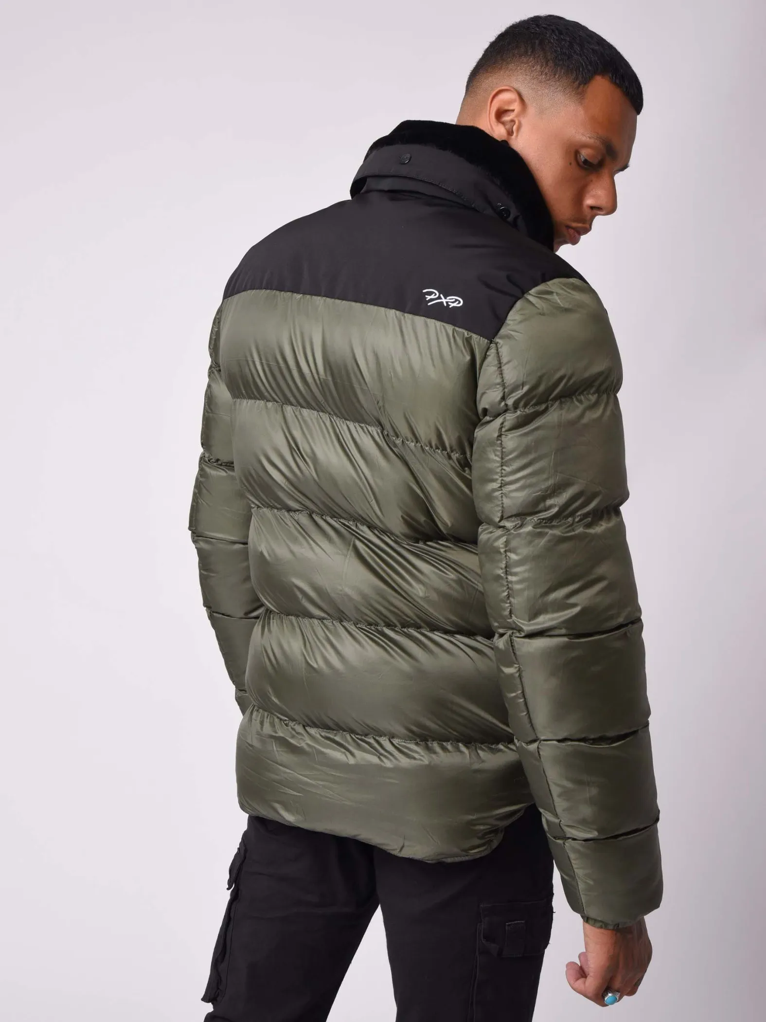 Chaqueta bicolor de piel sintética con cuello de aviador