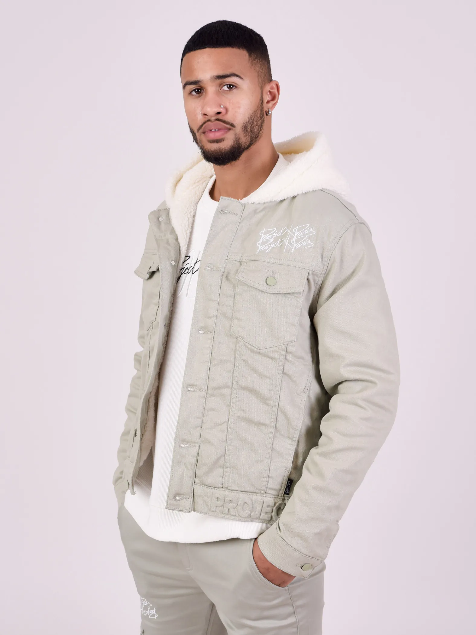 Chaqueta vaquera con capucha de borreguillo