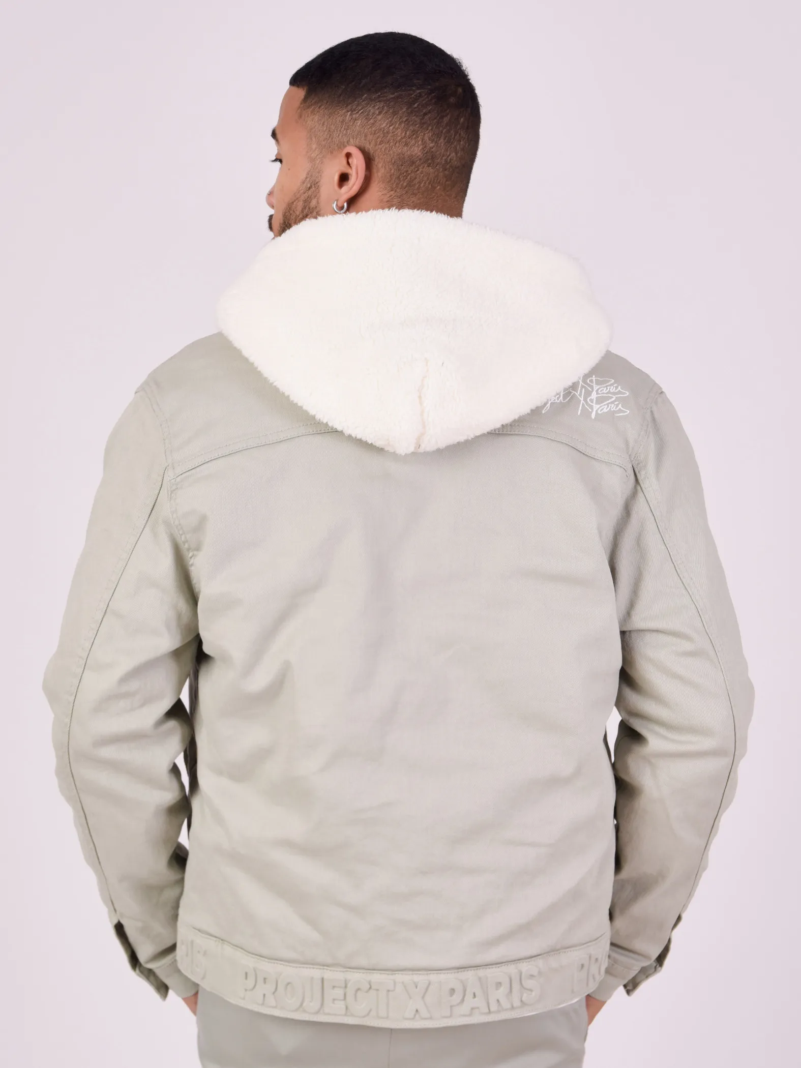 Chaqueta vaquera con capucha de borreguillo