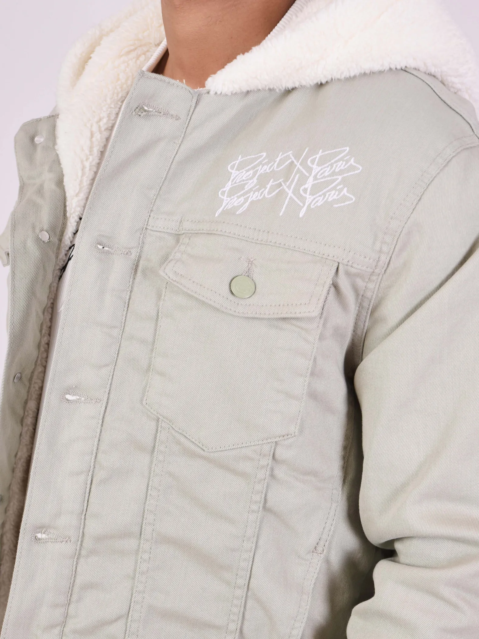 Chaqueta vaquera con capucha de borreguillo