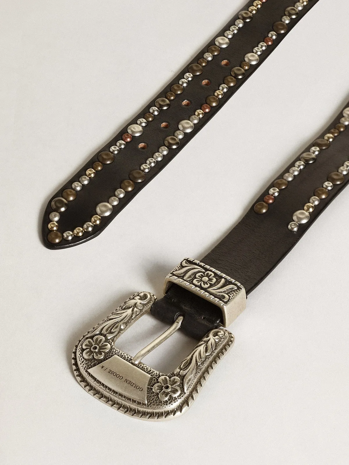 Cinturón de piel negra con tachuelas para mujer