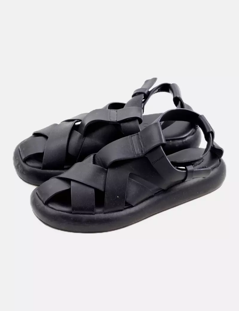 COS Sandalia piel negra cruzada