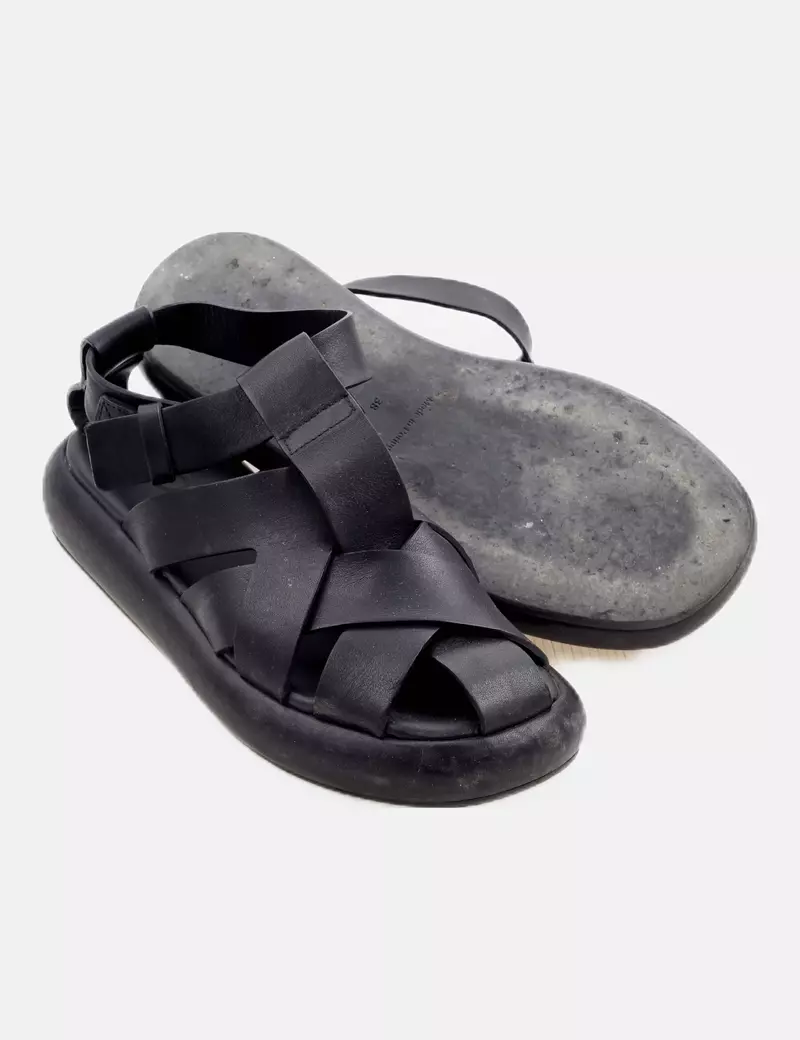 COS Sandalia piel negra cruzada