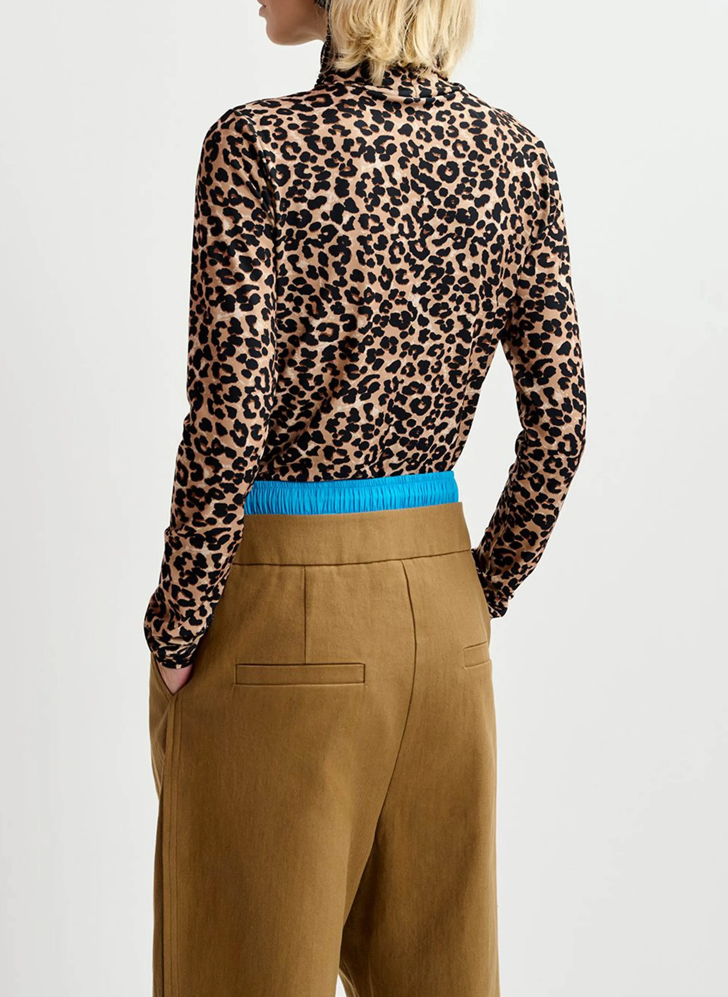 ESSENTIEL ANTWERP GOING  CAMISETA DE CUELLO VUELTO ESTAMPADA EN MARRON