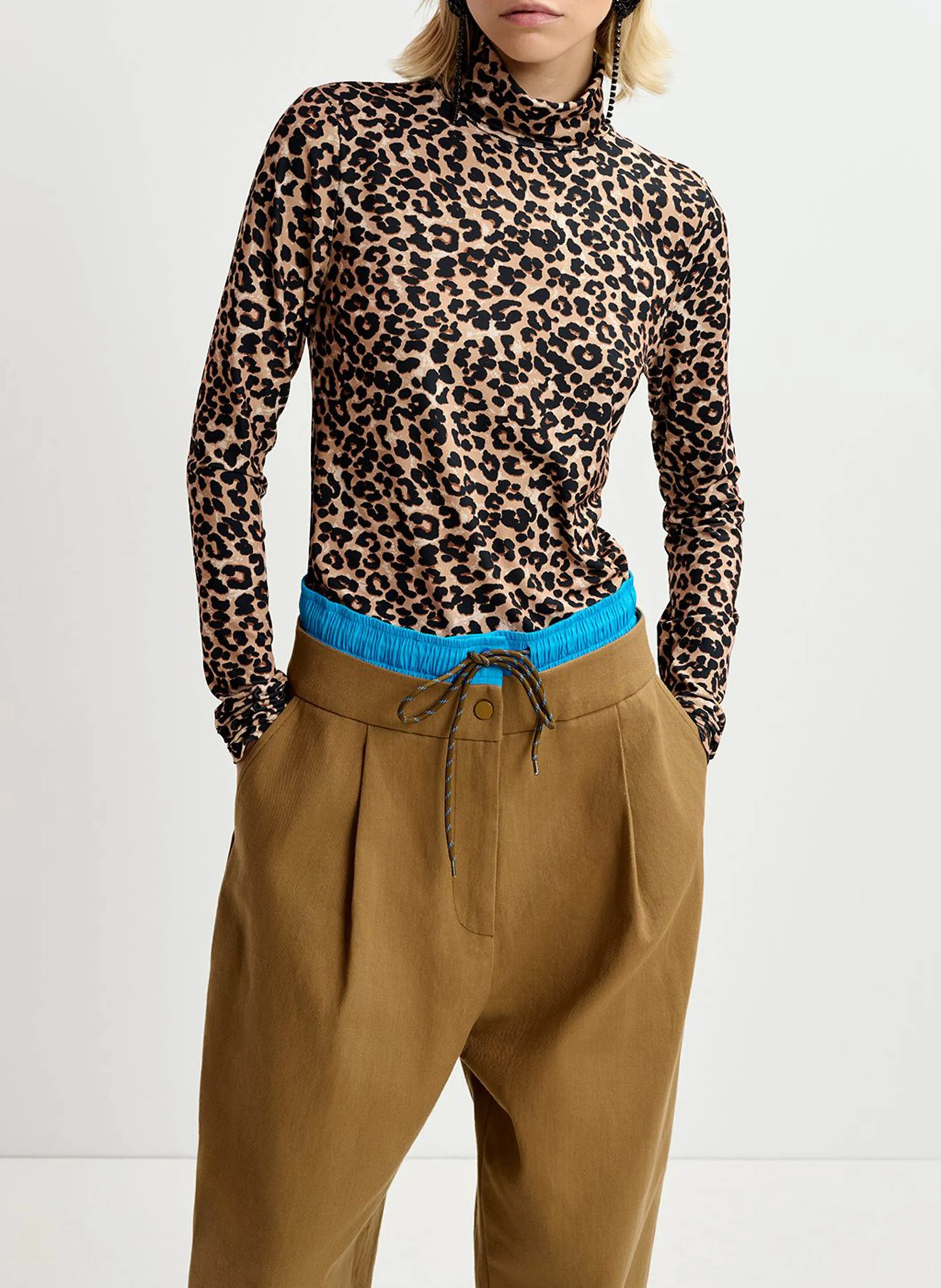 ESSENTIEL ANTWERP GOING  CAMISETA DE CUELLO VUELTO ESTAMPADA EN MARRON
