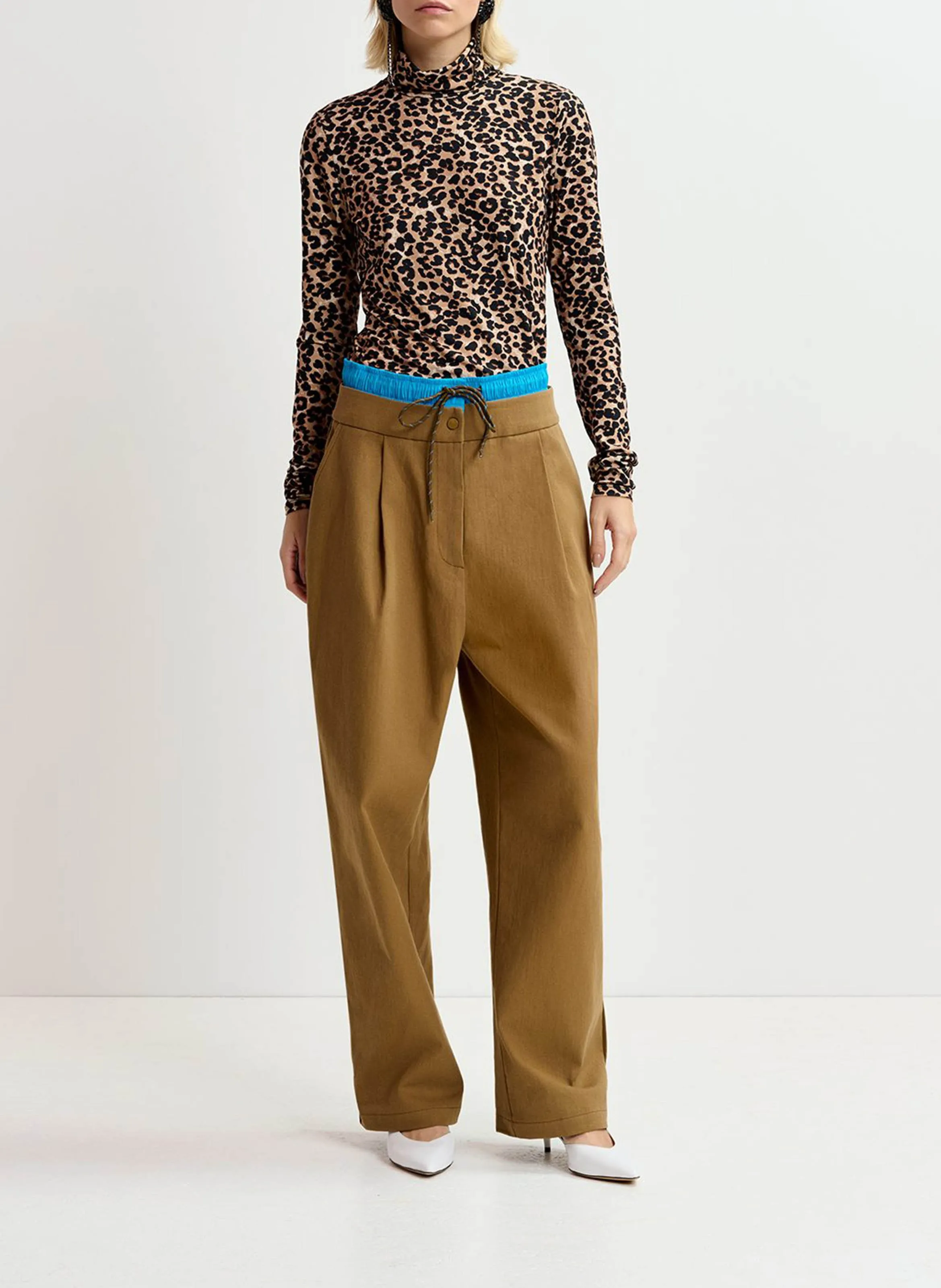 ESSENTIEL ANTWERP GOING  CAMISETA DE CUELLO VUELTO ESTAMPADA EN MARRON