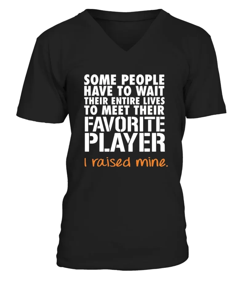 Football Mom T Shirt   Soccer Mom T Shirt Camiseta cuello en V Unisex