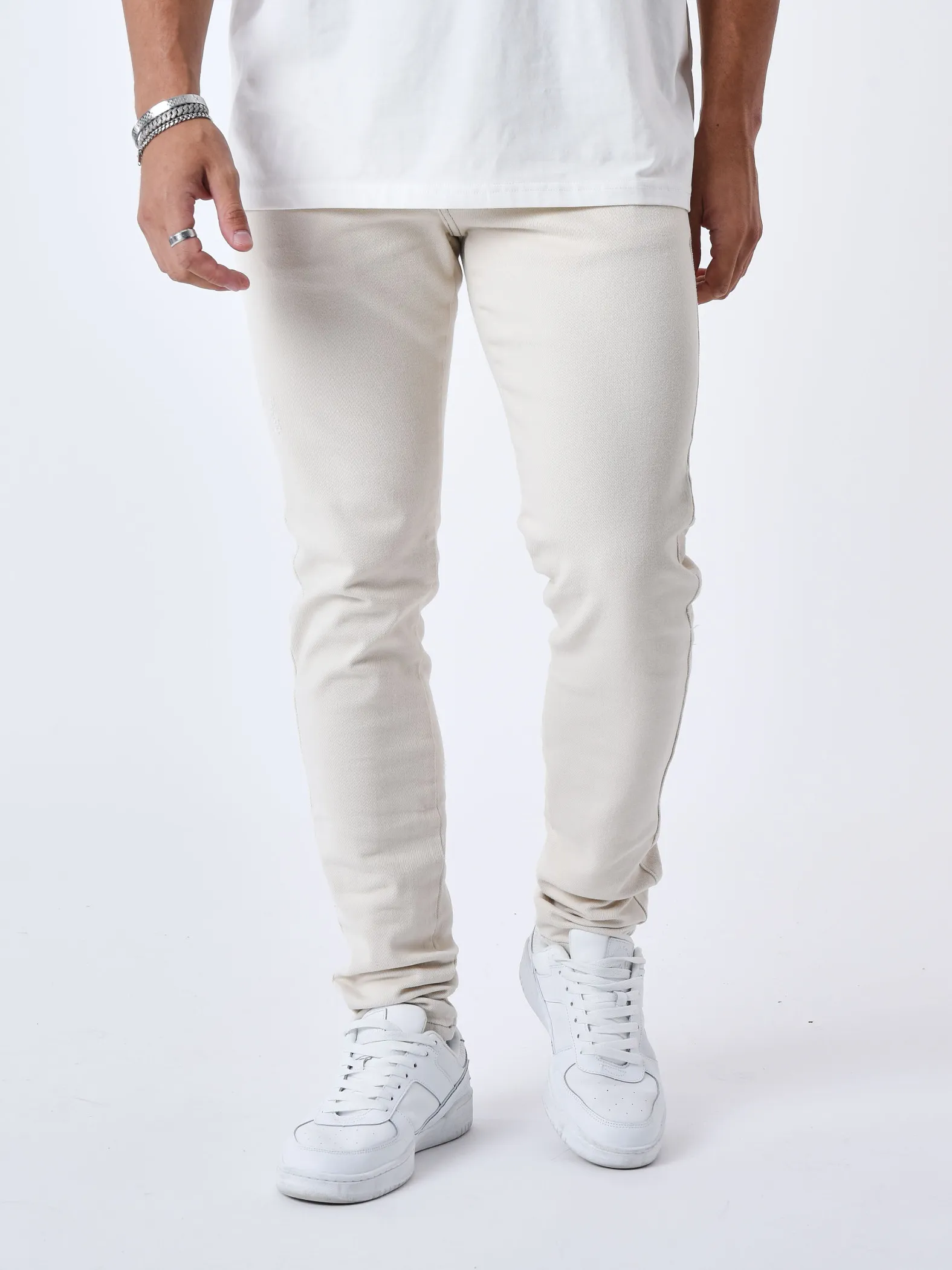 Jeans slim con costuras de contraste
