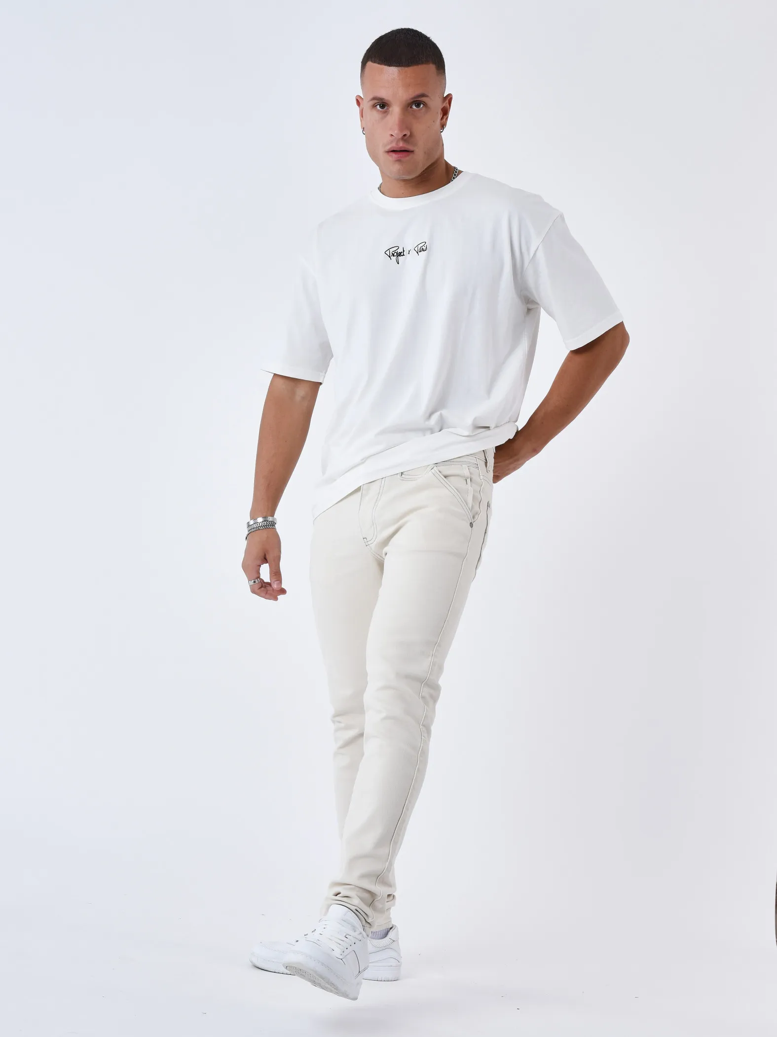 Jeans slim con costuras de contraste