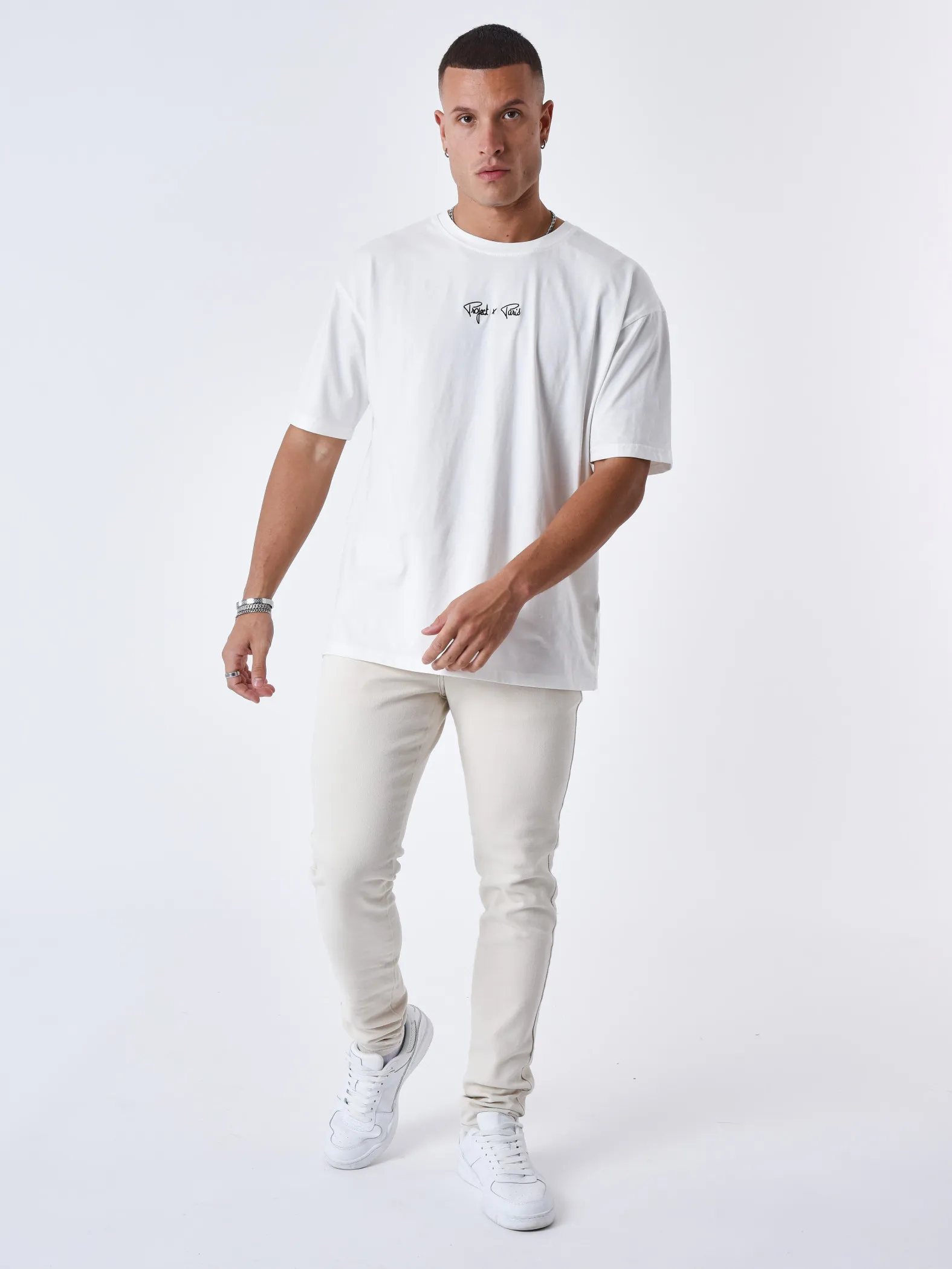 Jeans slim con costuras de contraste